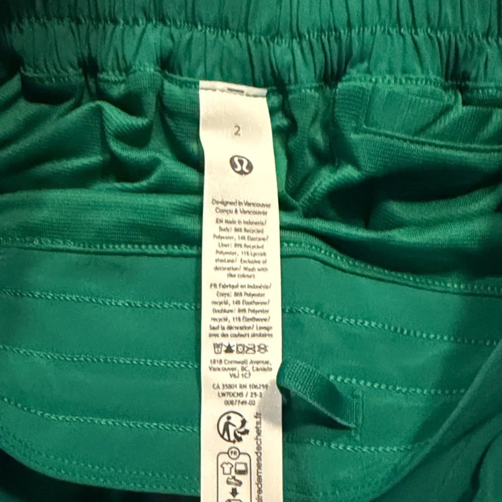 Lululemon Hottie Hot Shorts Size 2 Green NWT - Picture 10 of 10